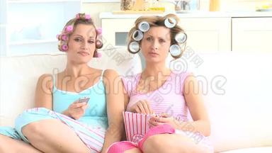 休闲妇女看电视吃爆米花